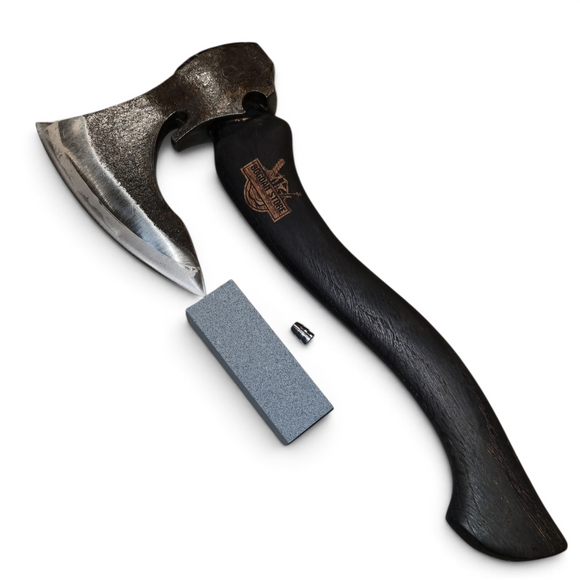 Topor Forjat Tomahawk Premium cu Mâner din Lemn și Piatră de Ascuțit