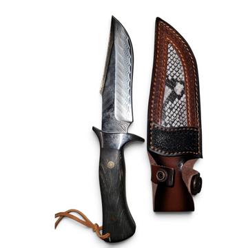 Cuțit Forjat Premium cu Model Damascus, Mâner Elegant și Teacă Decorativă